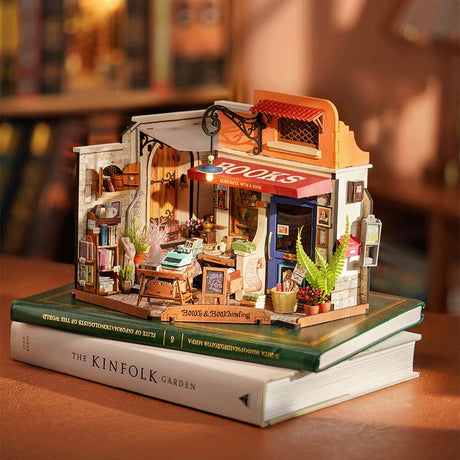 Miniatur-Buchladen-Diorama auf zwei gestapelten Büchern