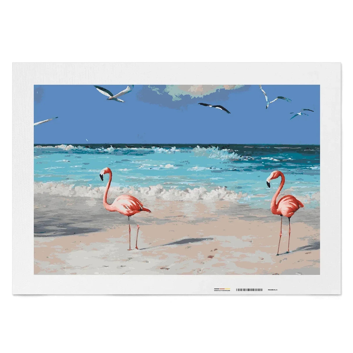 Zwei Flamingos am Strand mit Möwen und Meer