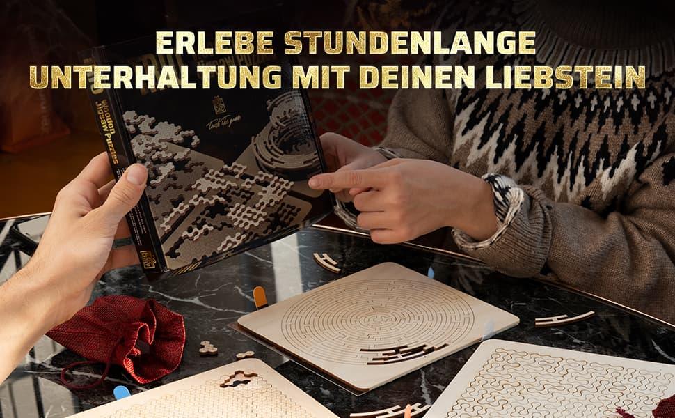 Eine Frau und ein Mann betrachten gemeinsam die Verpackung des Wooden Trio Holzpuzzles mit dem Text Erlebe stundenlange Unterhaltung.