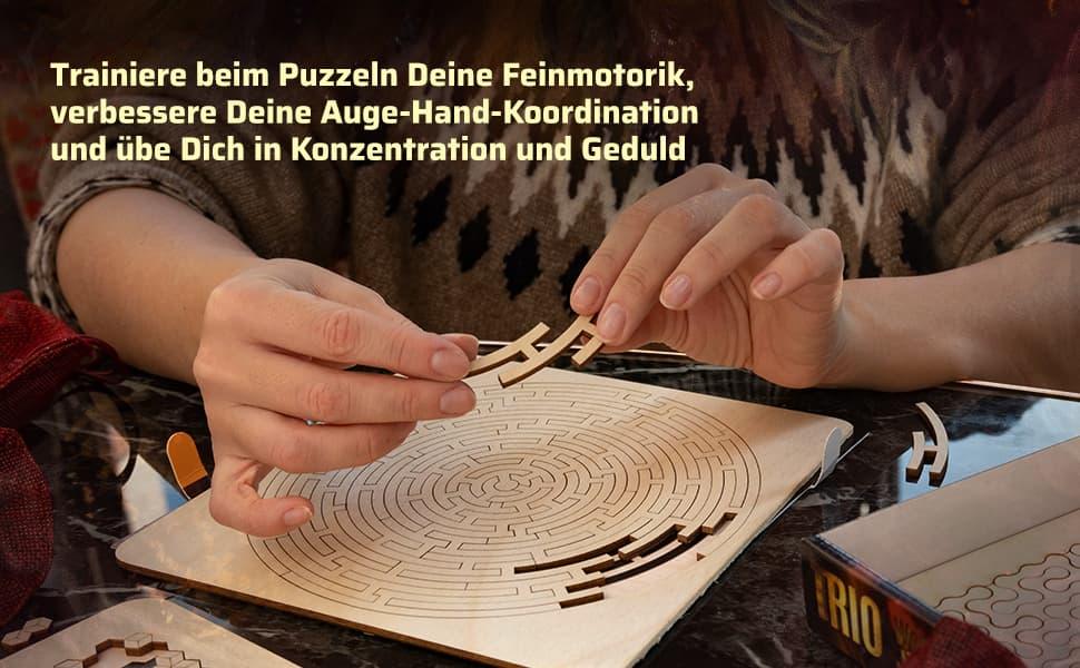 Eine Person setzt konzentriert das kreisförmige Holz-Labyrinth des Wooden Trio Puzzles zusammen zur Förderung von Feinmotorik und Geduld.