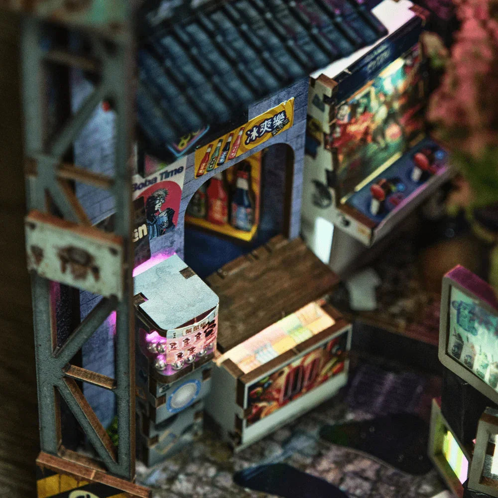 Miniatur-Straßenszene mit Gebäuden, Automaten und Schildern
