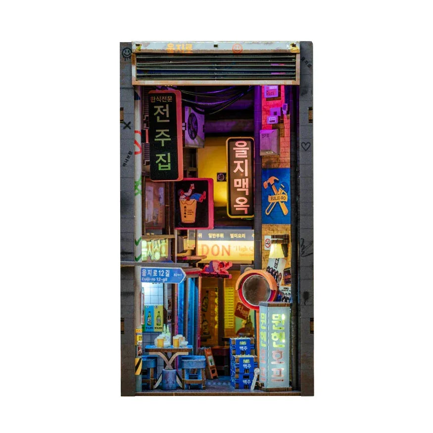 Miniatur-Diorama einer belebten koreanischen Gasse bei Nacht mit Leuchtreklamen und Tischen