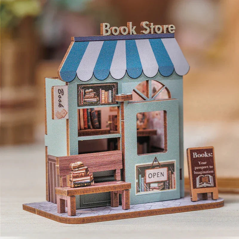 Miniatur-Buchladen mit blau-weiß gestreifter Markise und einem Schild mit der Aufschrift Book Store