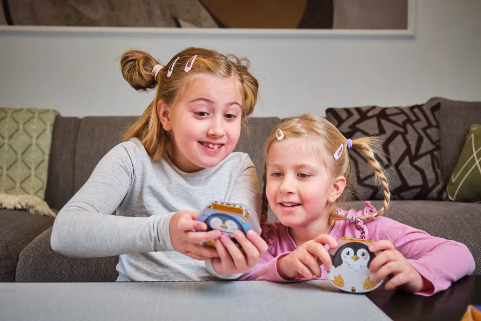 Zwei Mädchen spielen gemeinsam mit ihren CircuitMess Codee virtuellen Haustieren