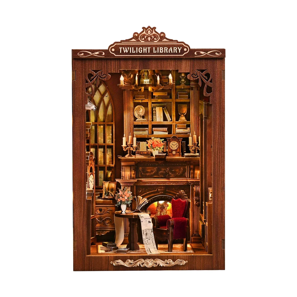 Miniatur-Bücherregal mit Kamin, Sessel, Tisch, Büchern und Uhren