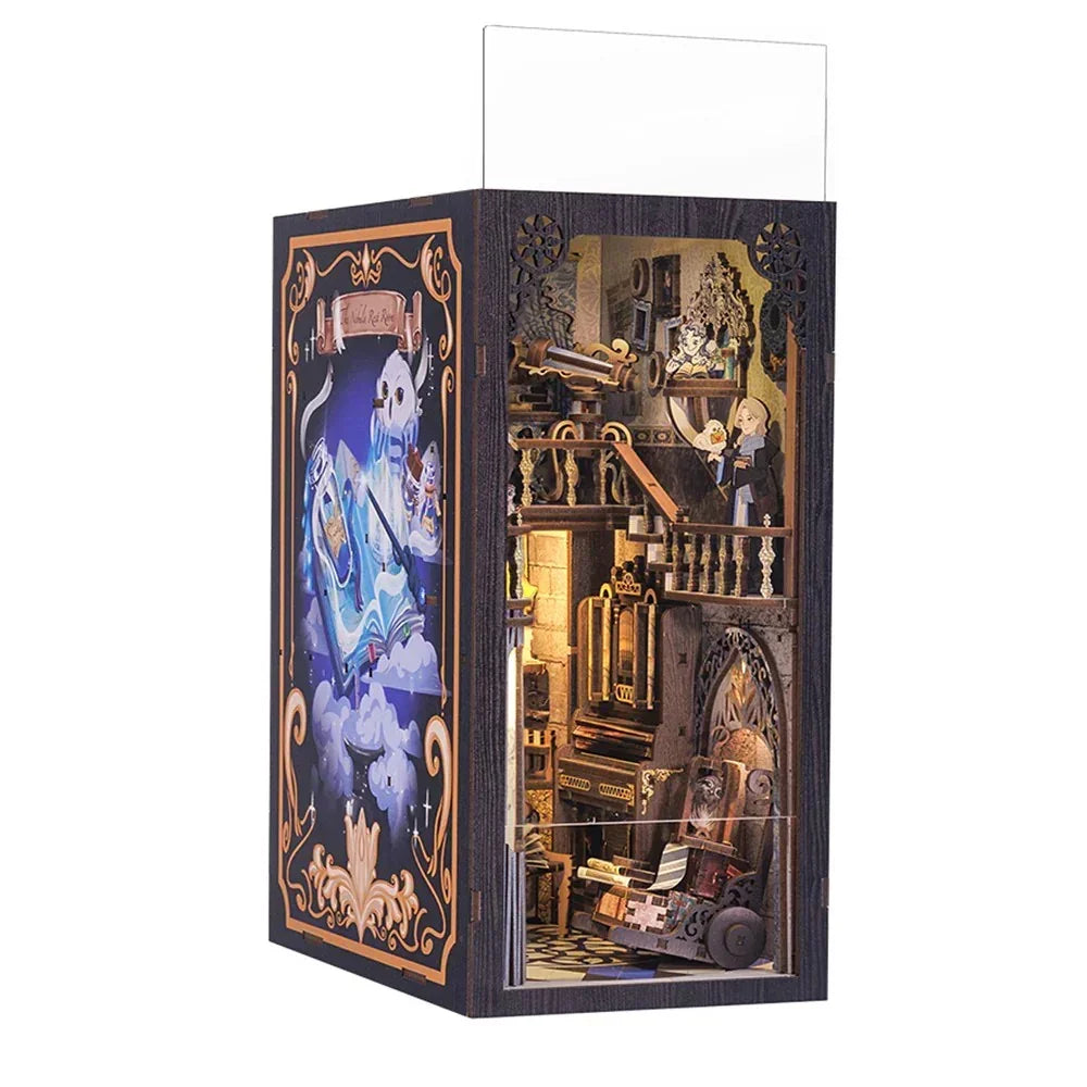 Diorama eines Bücherregals mit einer Szene aus einem alten Haus mit Treppen und Möbeln