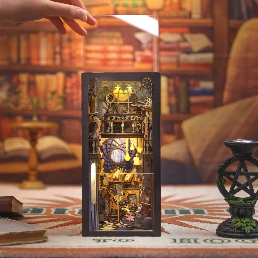 Miniatur-Bücherregal-Einsatz mit beleuchteter, detaillierter Bibliotheksszene