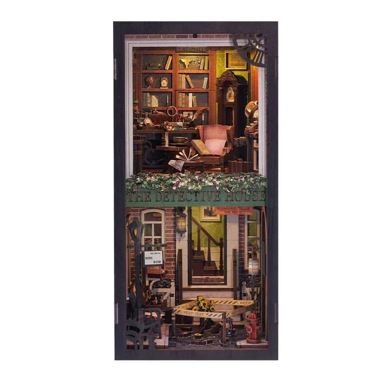 Miniatur-Detektivhaus mit zwei Etagen, oben ein Büro mit Bücherregalen, unten eine Straße mit Absperrband