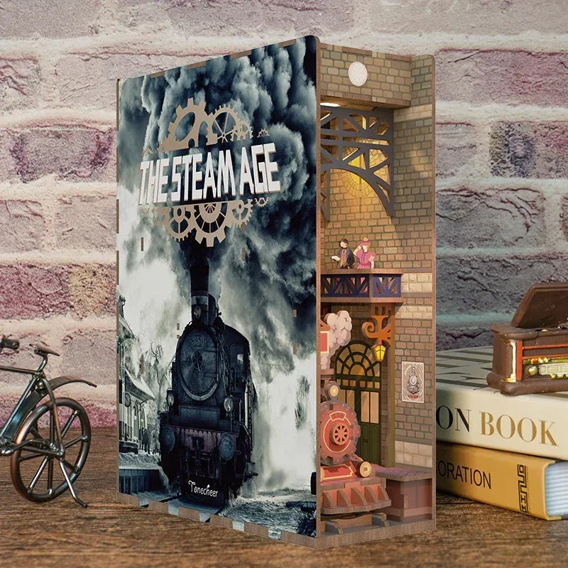 Bücherregal-Einsatz mit Dampfzug und Gebäuden im Steampunk-Stil