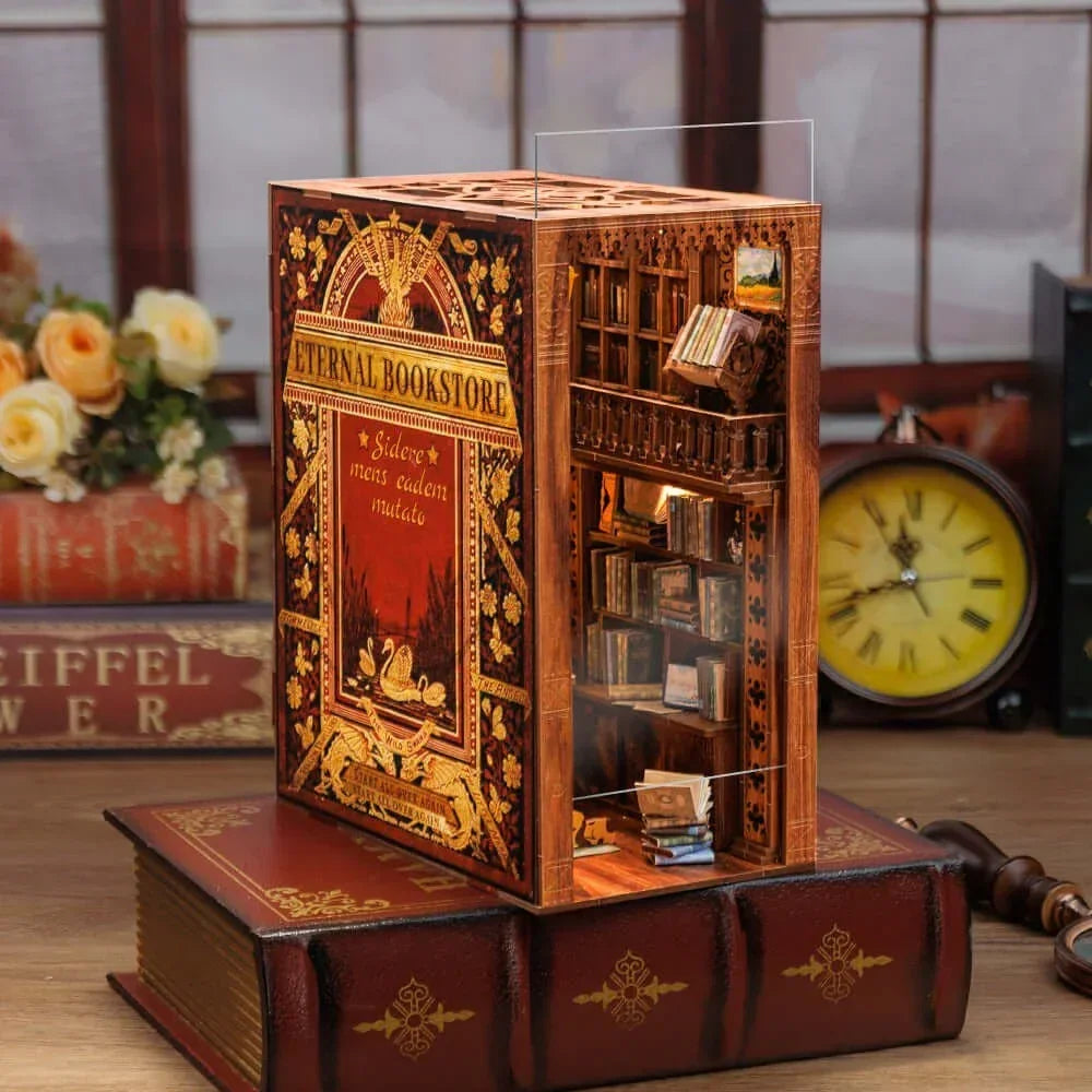 Miniatur-Bücherregal-Einsatz mit beleuchteten Regalen und winzigen Büchern, verziert wie ein antikes Buch