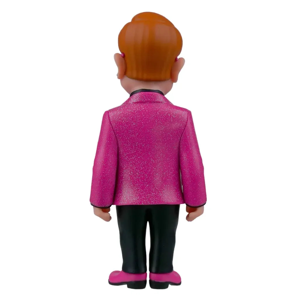 Rückansicht einer Figur mit rotem Haar, pinkem Glitzerjackett, schwarzer Hose und pinken Schuhen