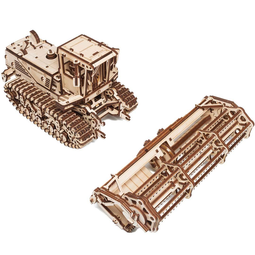 Holzmodell eines Mähdreschers mit einem separaten Mähwerk