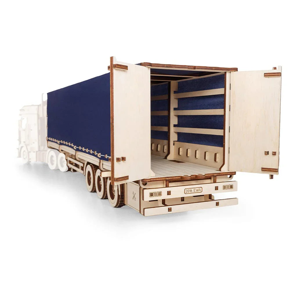 Holzmodell eines Lastwagens mit offenem Anhänger und blauer Plane