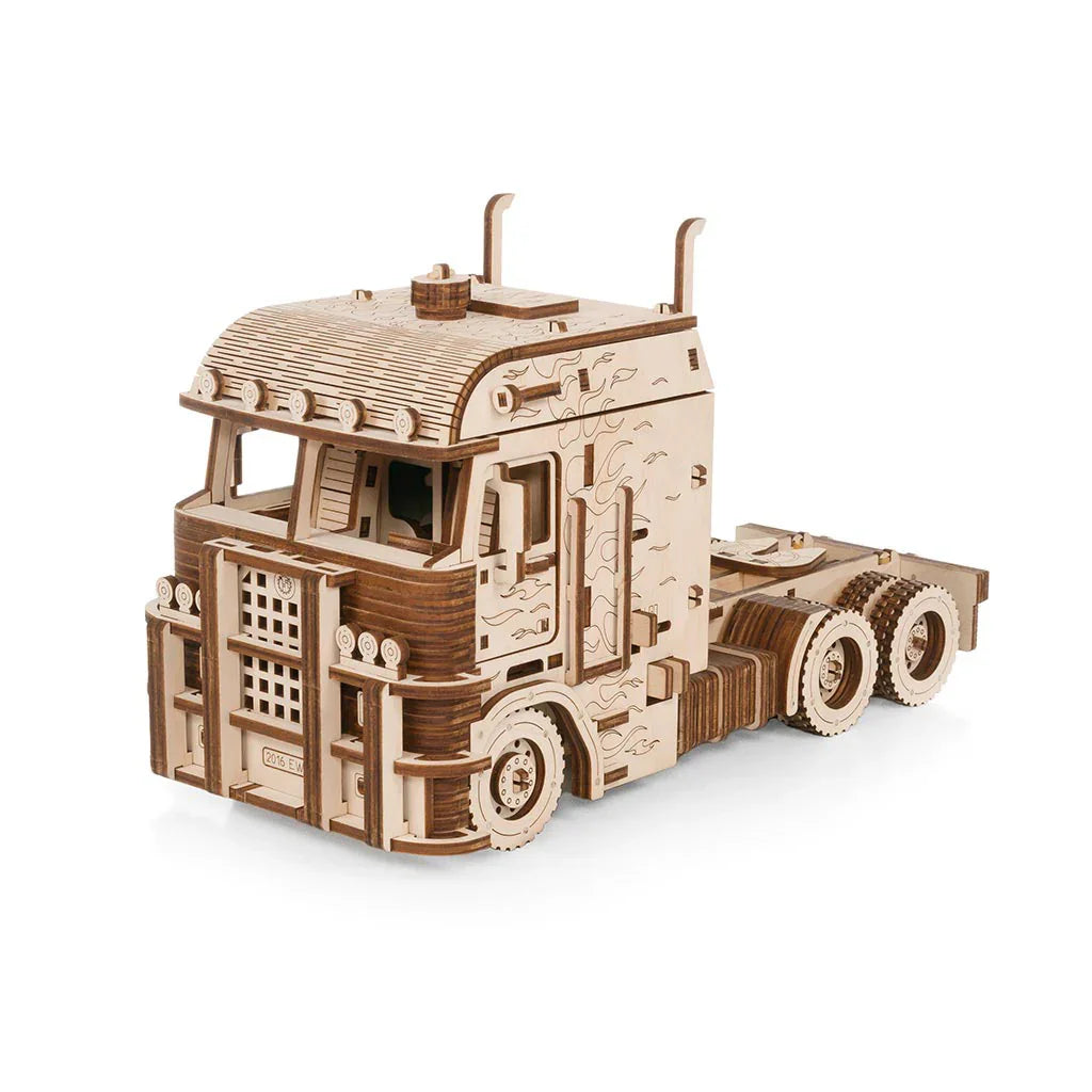 Holzmodell eines Lastwagens mit detaillierten Flammenmustern an der Seite und großen Rädern