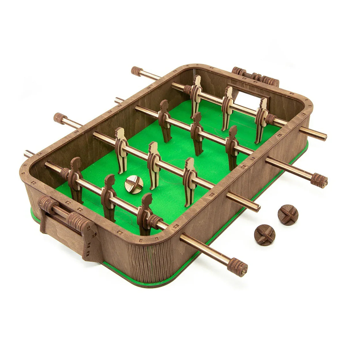 Tischfußballspiel aus Holz mit grüner Spielfläche und drei Holzbällen