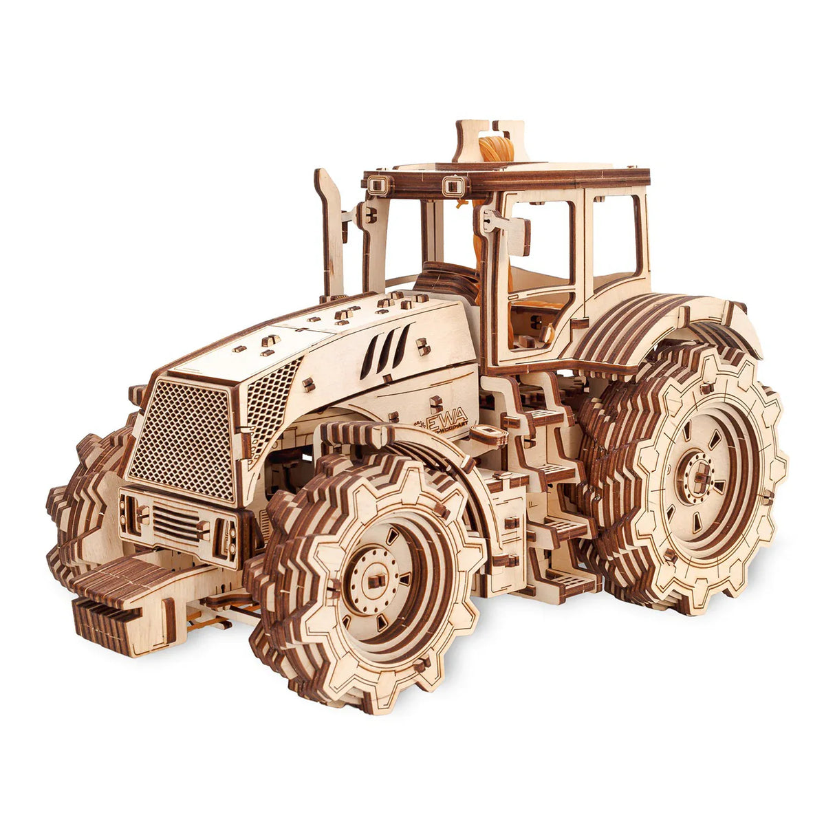Holzmodell eines Traktors mit detaillierten Rädern und Kabine