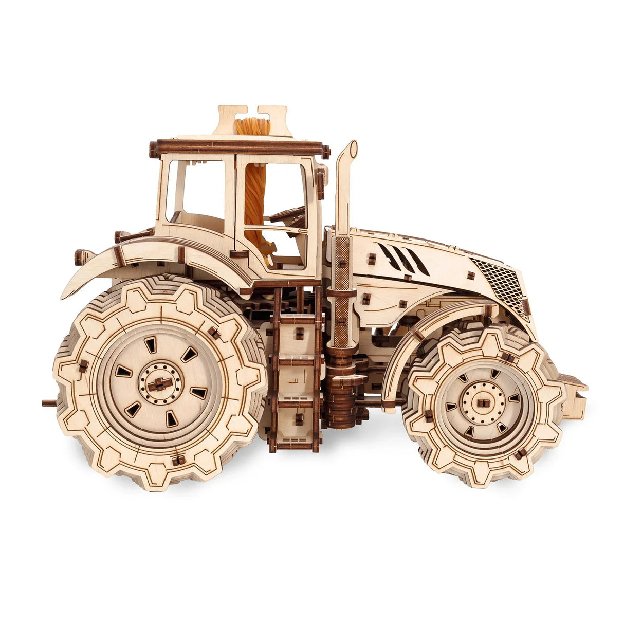 Holzmodell eines Traktors mit detaillierten Rädern und Kabine