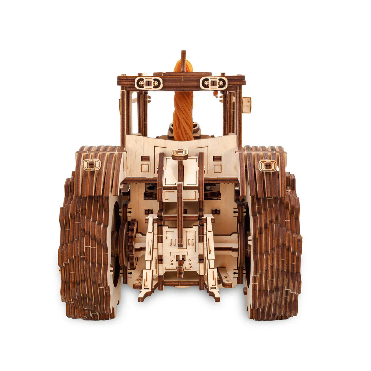 Holzmodell eines Traktors von vorne gesehen, mit großen Rädern und detaillierter Kabine