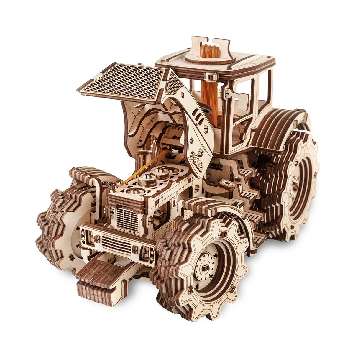 Holzmodell eines Traktors mit detaillierten Rädern und Kabine