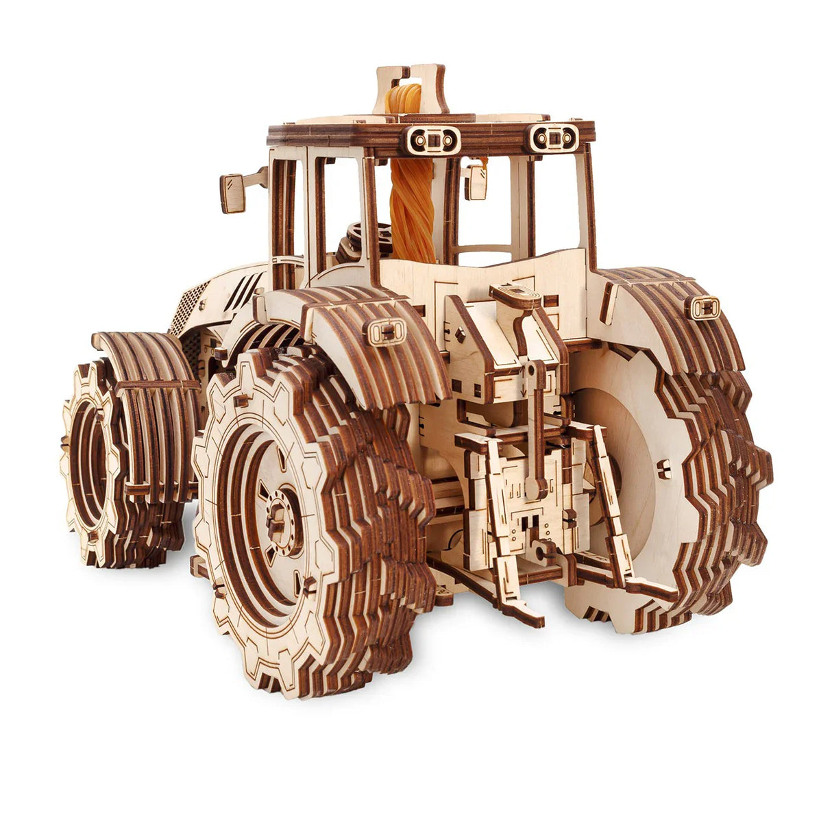 Holzmodell eines Traktors mit detaillierten Rädern und Kabine
