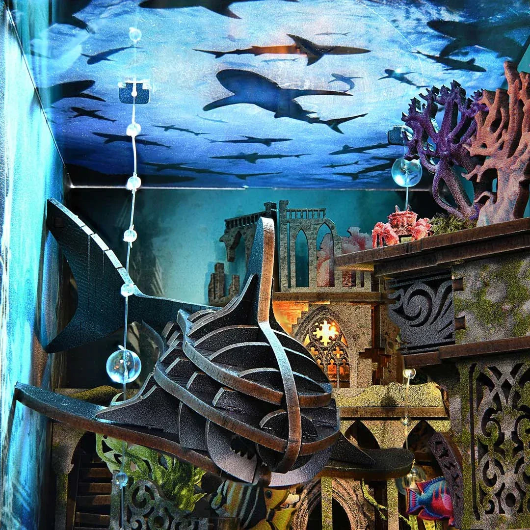 Ein Unterwasser-Diorama mit Haien, Korallen und versunkenen Ruinen