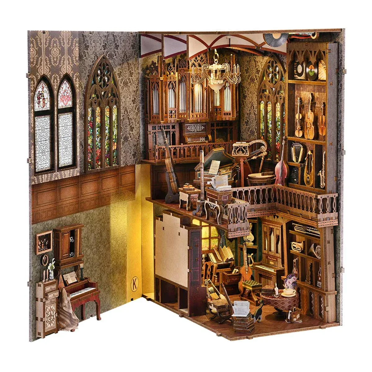 Miniatur-Diorama eines Musikzimmers mit Orgel, Buntglasfenstern und verschiedenen Instrumenten