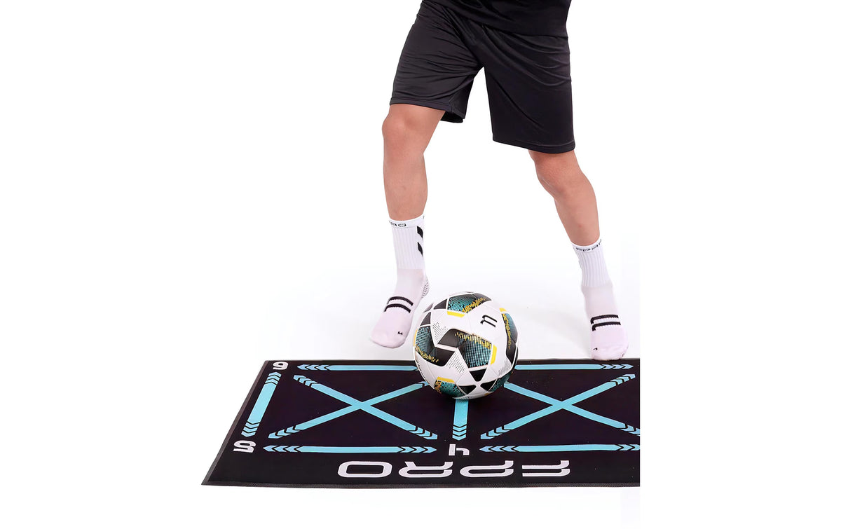 Kind trainiert Ballkontrolle auf der FPRO Trainingsmatte mit Elite-Fussball und Grip-Socks