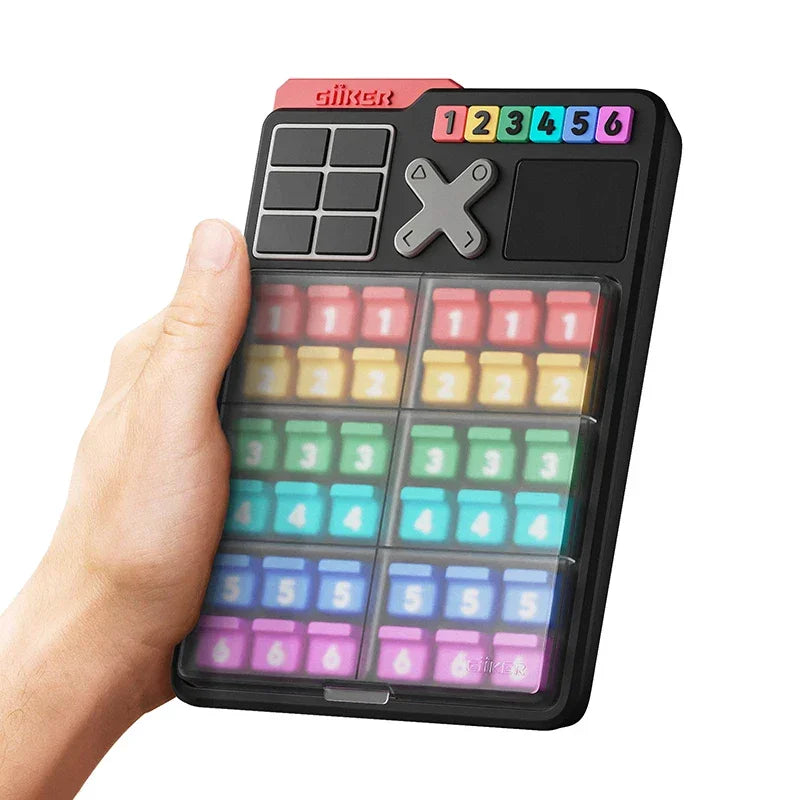 Hand hält ein schwarzes Giiker Super Slide Puzzle mit bunten nummerierten Quadraten