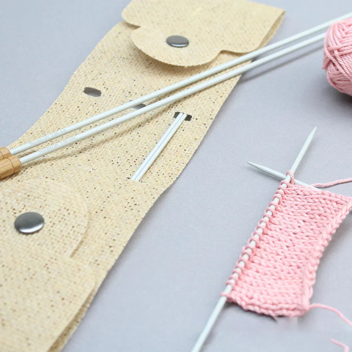 Ensemble d'aiguilles à tricoter de trois tailles différentes