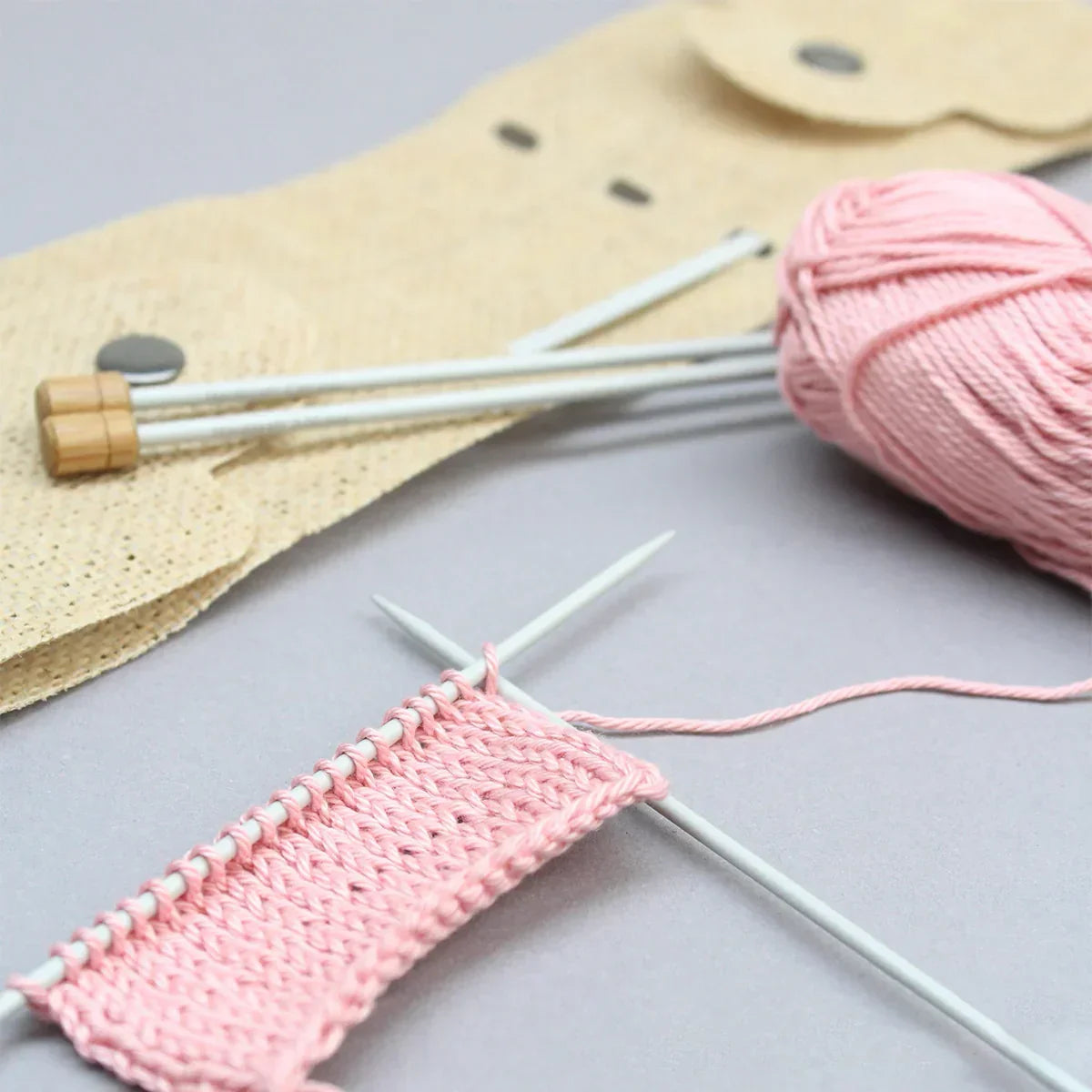 Ensemble d'aiguilles à tricoter de trois tailles différentes