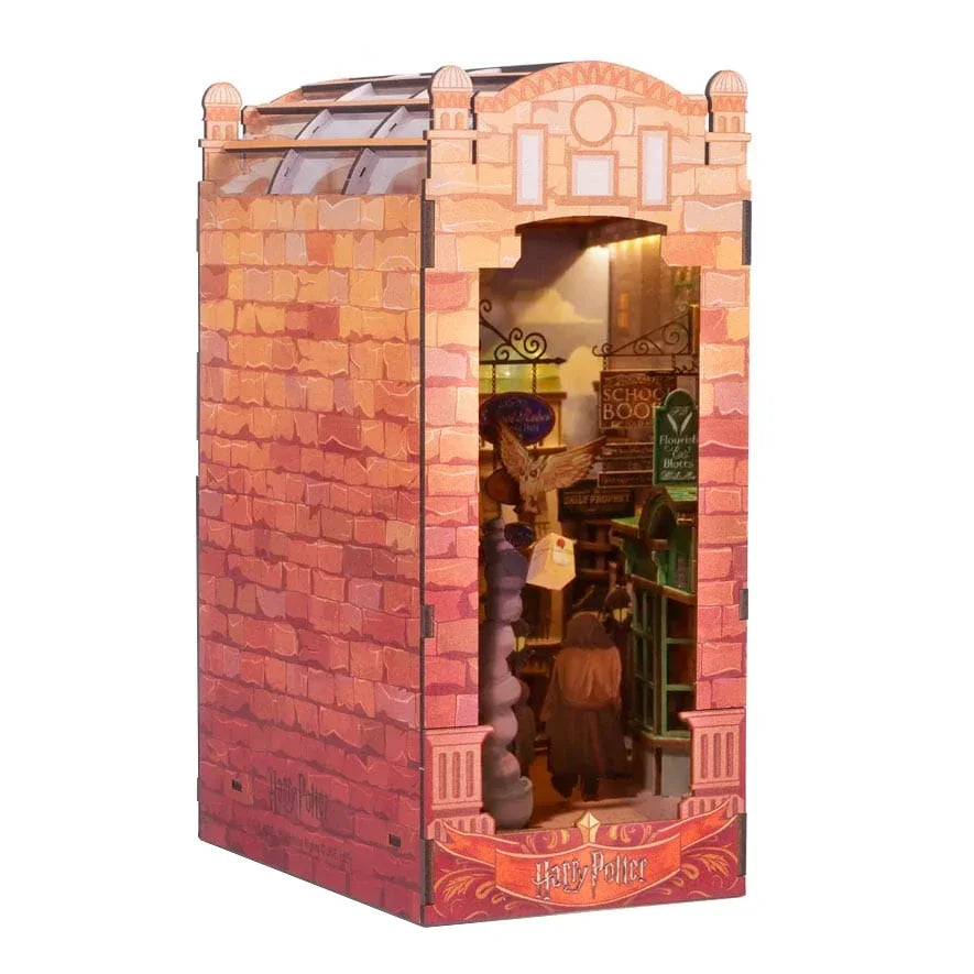 Harry Potter Book Nook Winkelgasse – beleuchtetes Buchregal-Diorama mit Backsteinfassade, Zaubereigeschäften und Eule, Seitenansicht