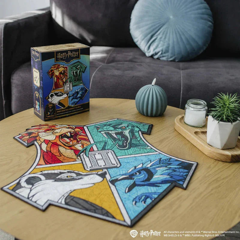 Harry Potter Wappen Puzzle auf einem Holztisch mit Kerze und Pflanze