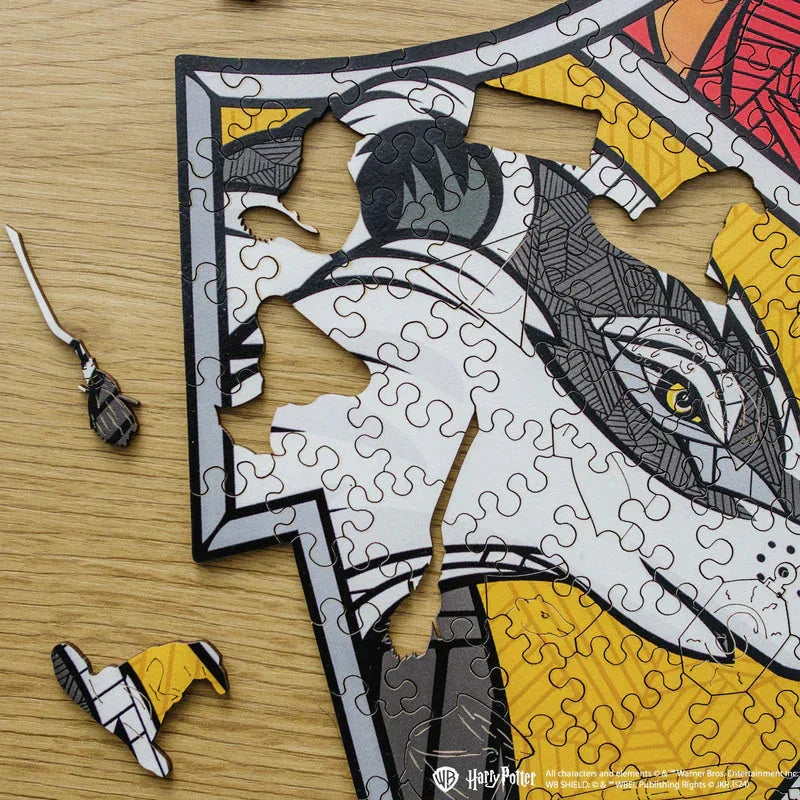 Harry Potter Hogwarts Wappen Puzzle mit Besen und Hut auf Holztisch