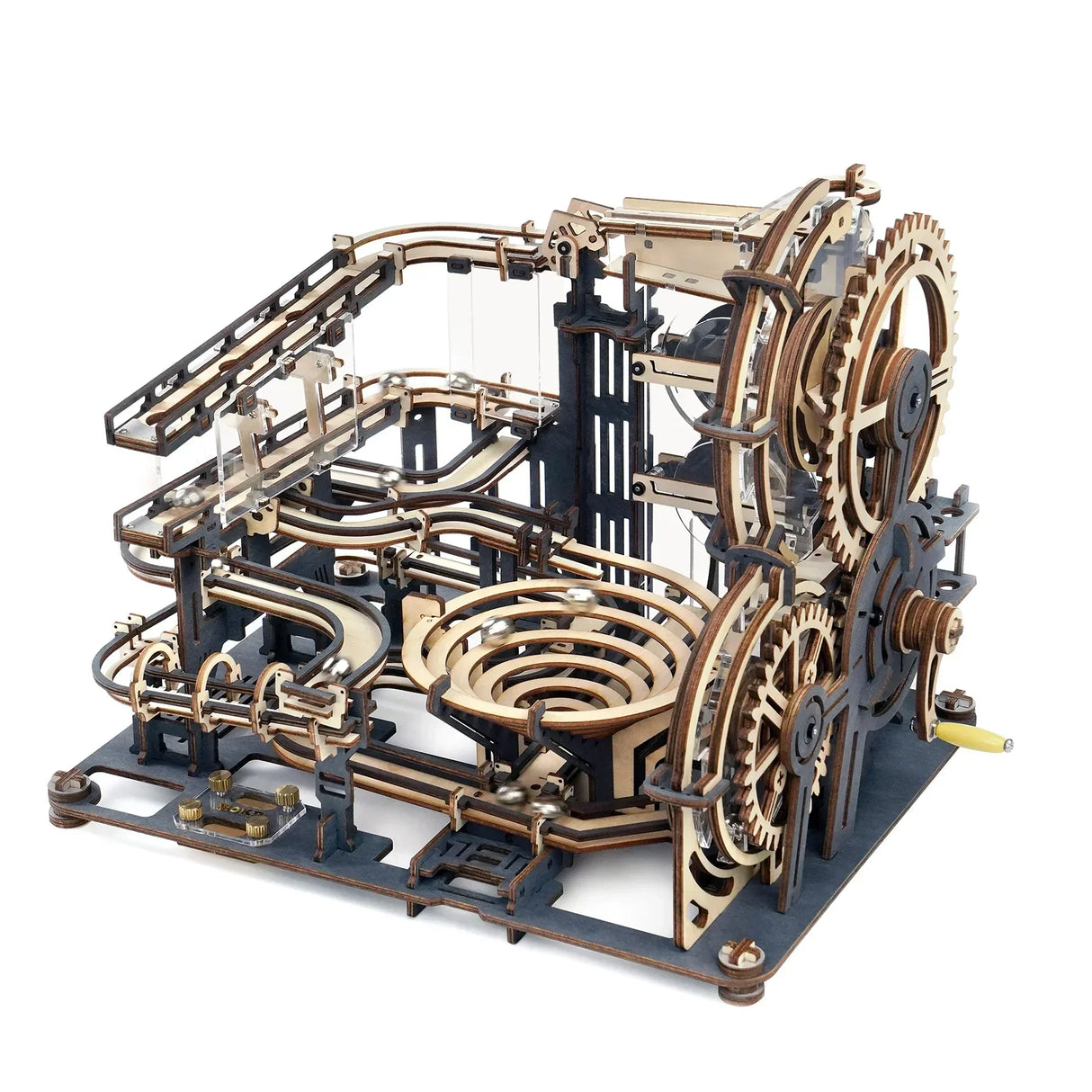 Holzmurmelbahn mit Zahnrädern und Bahnen, auf denen Metallkugeln rollen