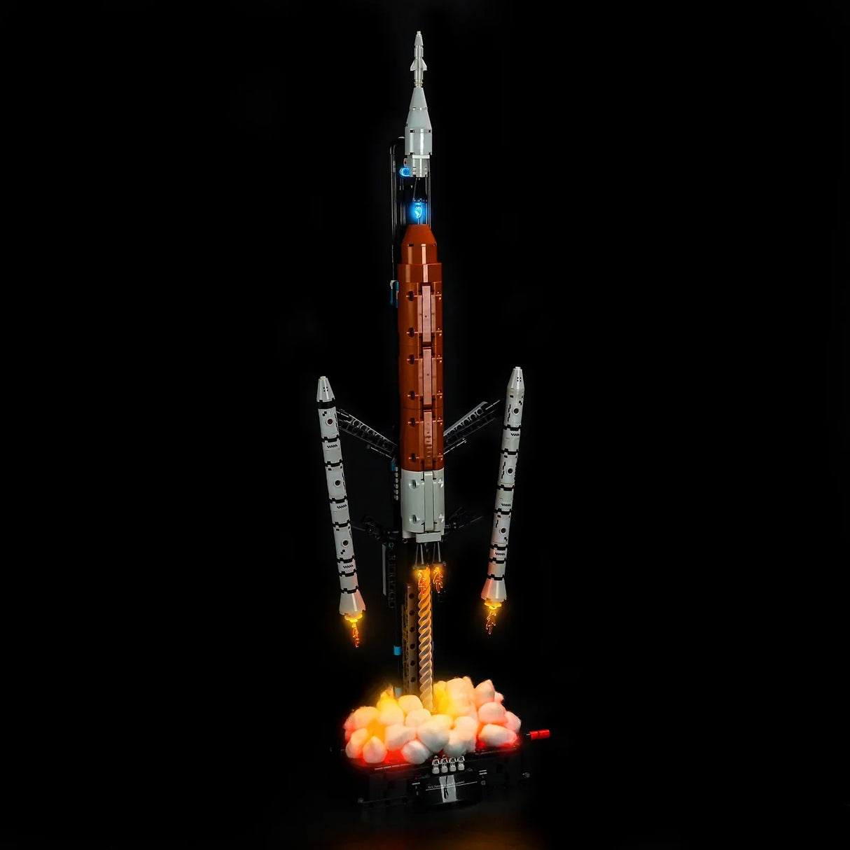 Raketenmodell mit leuchtenden Triebwerken und Rauch auf schwarzem Hintergrund