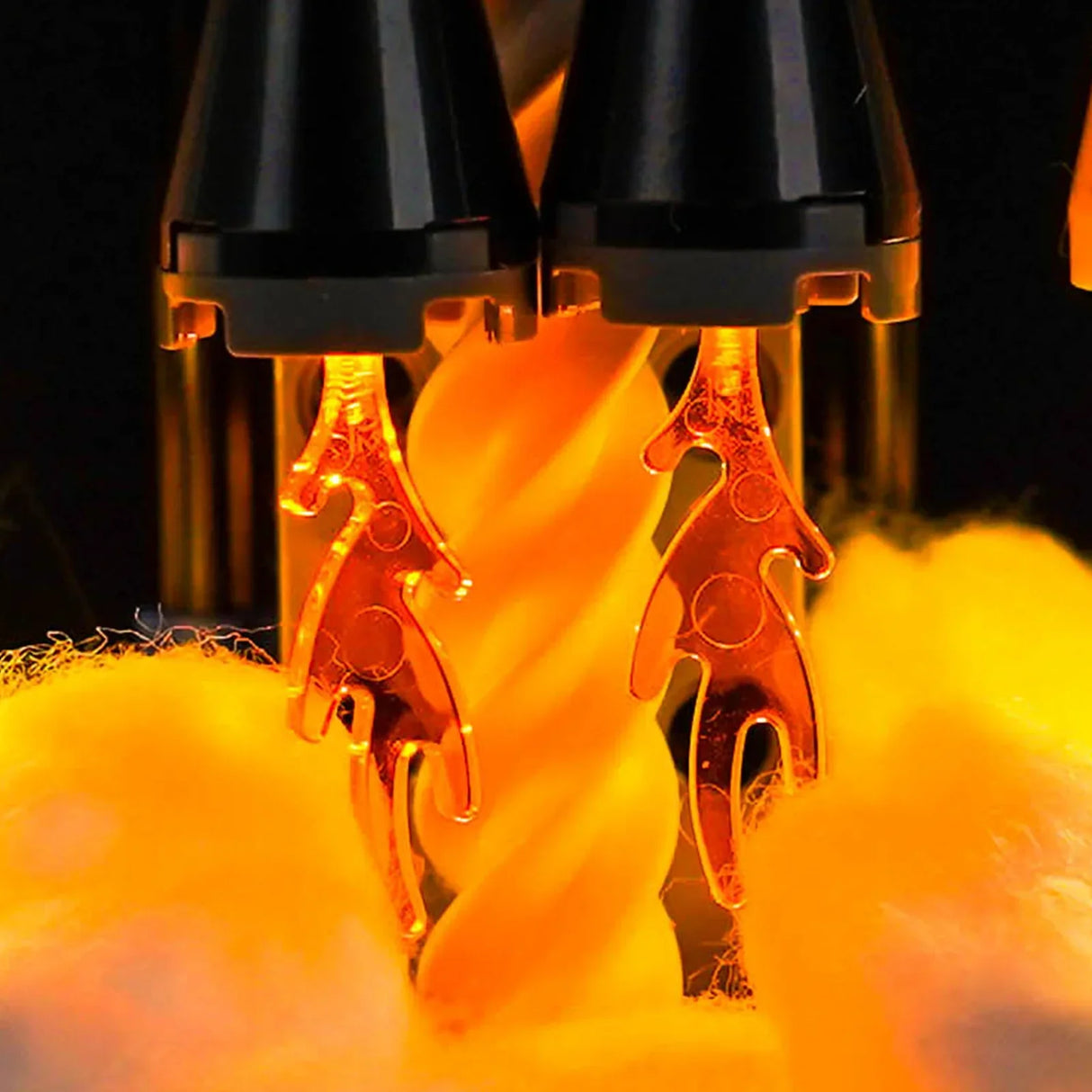 Zwei schwarze Raketen mit orangefarbenen Flammen und Rauch