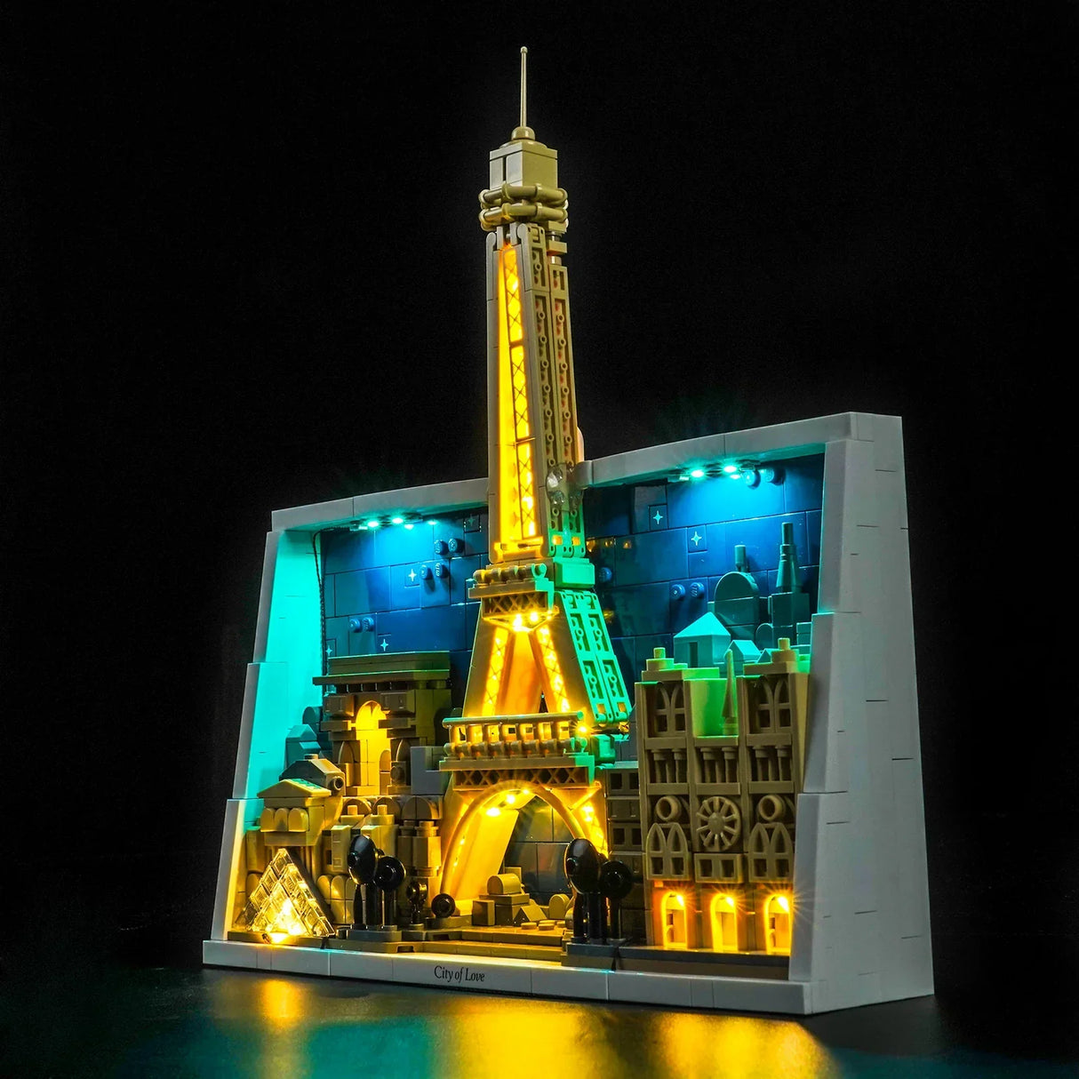 Beleuchtetes Lego-Modell der Pariser Skyline mit Eiffelturm, Louvre-Pyramide und Arc de Triomphe