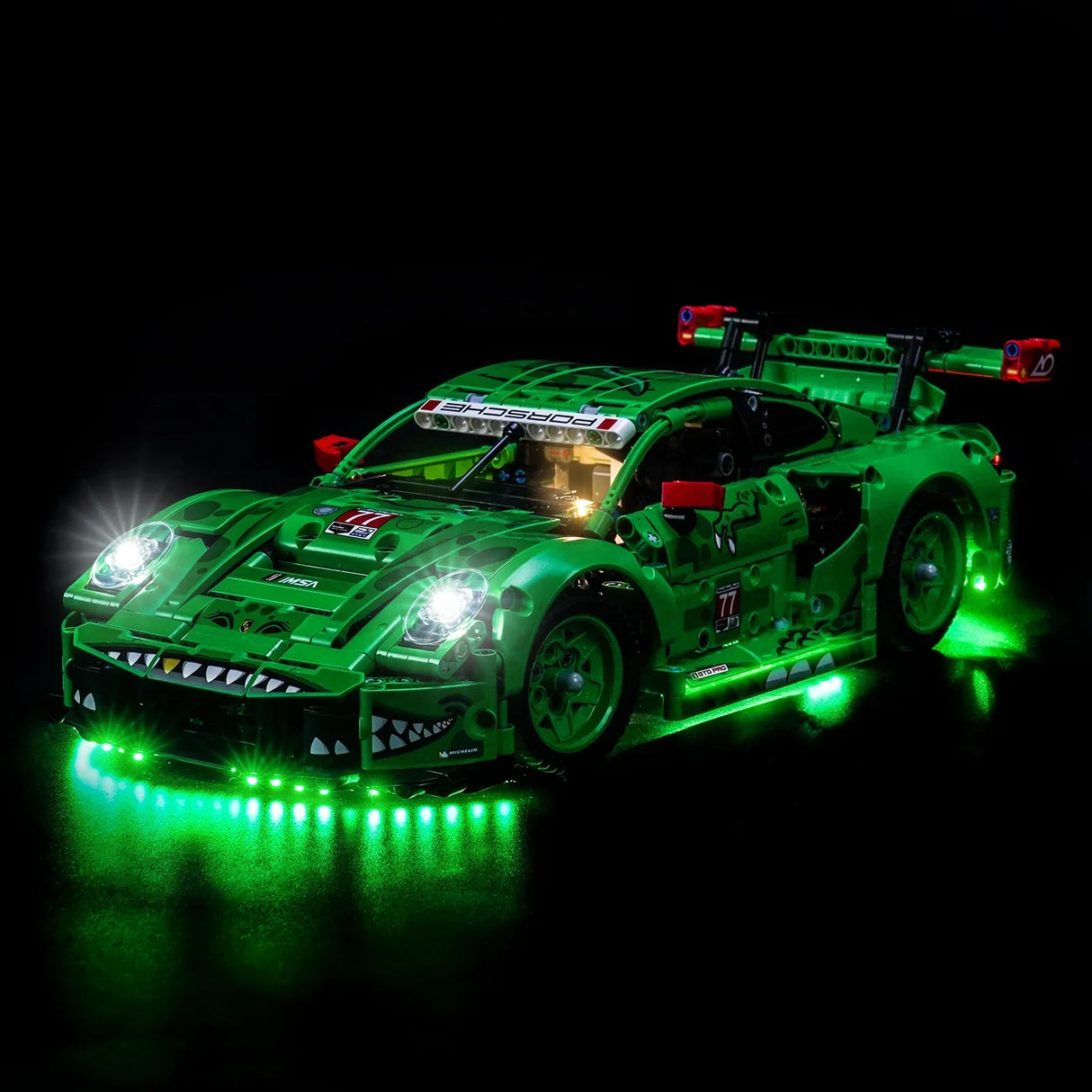 Grüner Lego Porsche mit leuchtenden Scheinwerfern und Unterbodenbeleuchtung