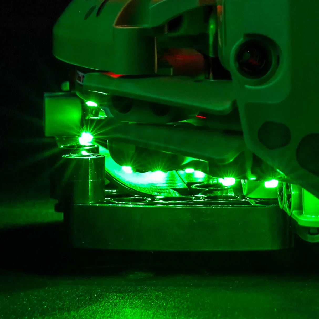 Nahaufnahme eines grünen Roboters mit leuchtenden grünen Lichtern