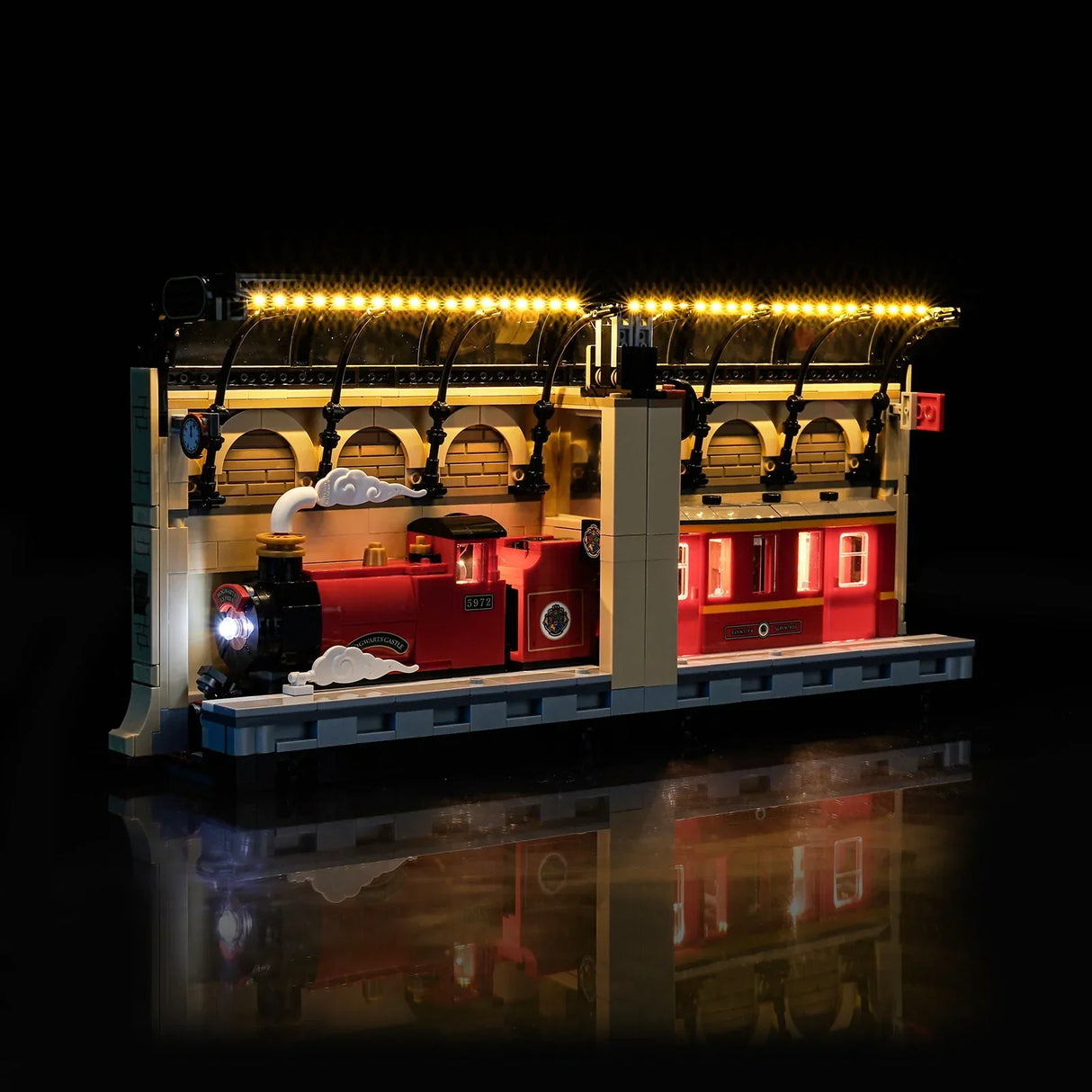 Beleuchteter Hogwarts Express Zug am Bahnhof