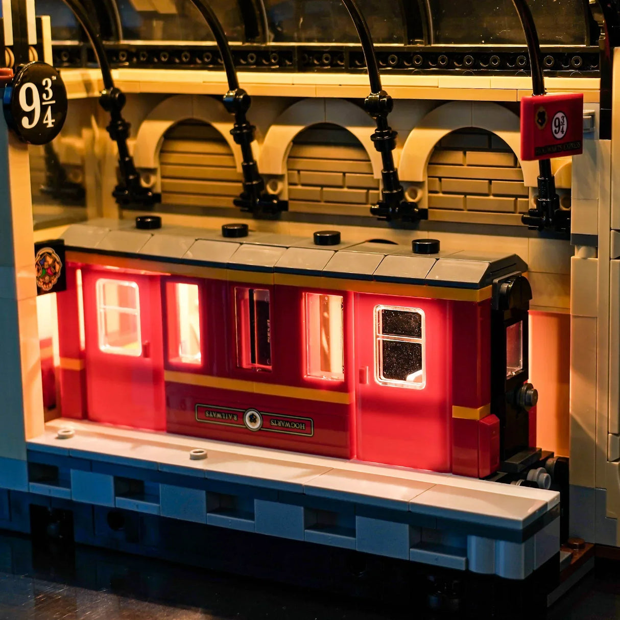Ein Lego-Modell des Hogwarts-Express-Zuges auf Gleis 9 3/4