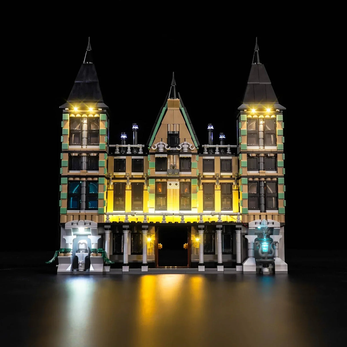Beleuchtetes LEGO Schloss mit zwei Türmen und einem zentralen Giebel, gelbe und blaue Lichter
