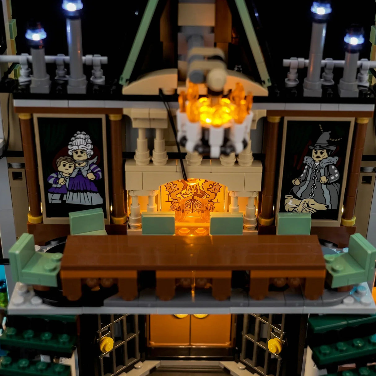 Beleuchtetes LEGO-Modell eines Hauses mit Kamin, Kronleuchter, Tisch und Stühlen