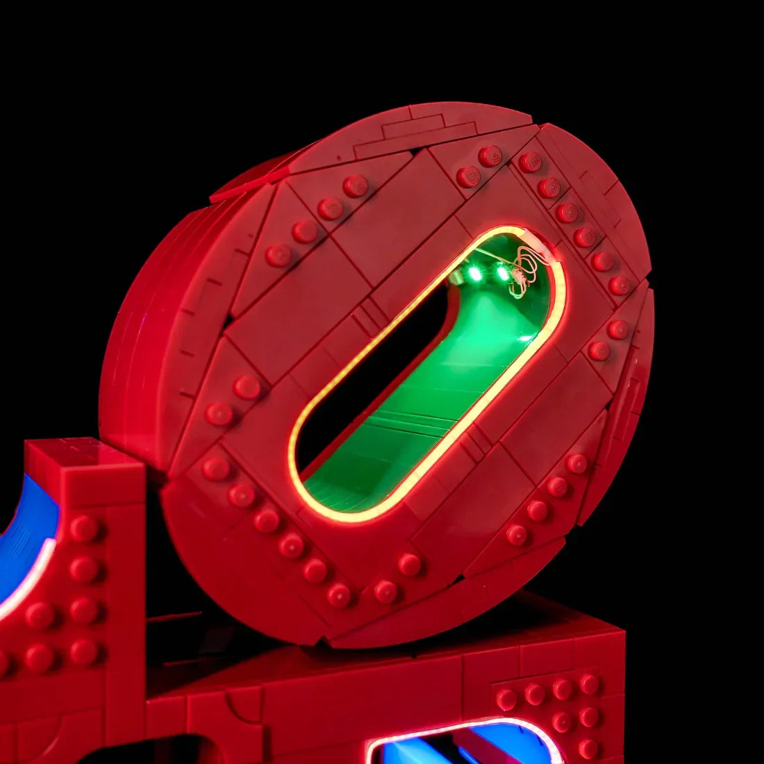 Nahaufnahme des beleuchteten LEGO Spider-Man Logos mit grünen und gelben Lichtern