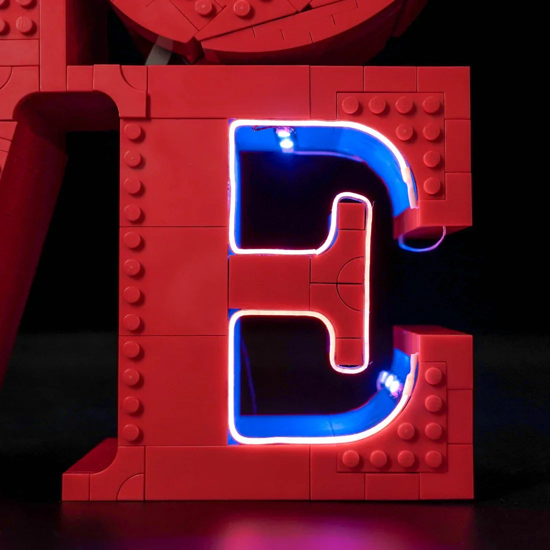 Roter LEGO Buchstabe E mit blauer und weißer Neonbeleuchtung