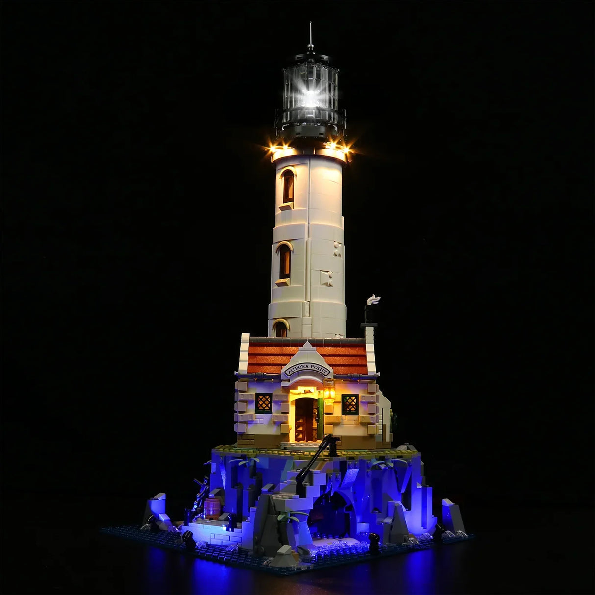 Leuchtturm aus Legosteinen mit leuchtendem Licht auf schwarzem Hintergrund