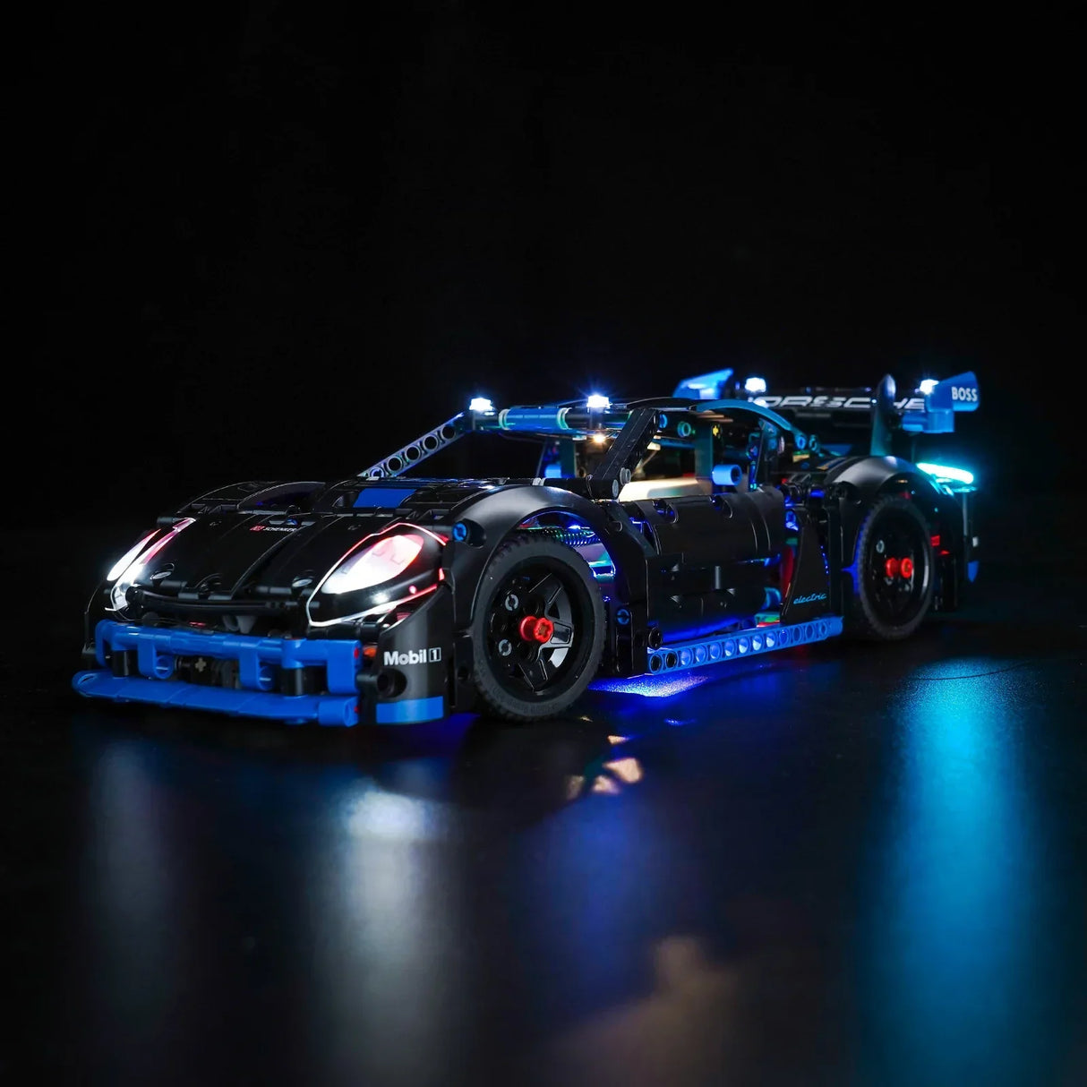 Schwarzes Spielzeugauto mit blauen und weißen Lichtern auf schwarzem Hintergrund
