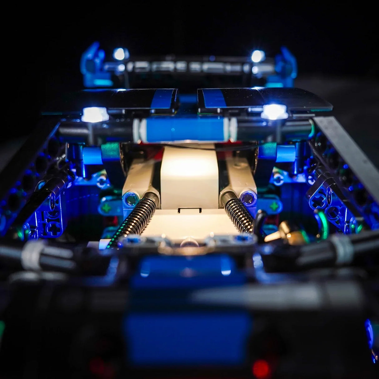Nahaufnahme eines beleuchteten Lego-Modells mit blauen und weißen Lichtern