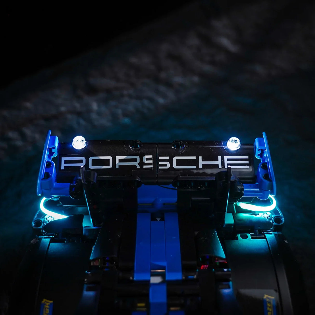 Porsche Modellauto mit blauen Lichtern