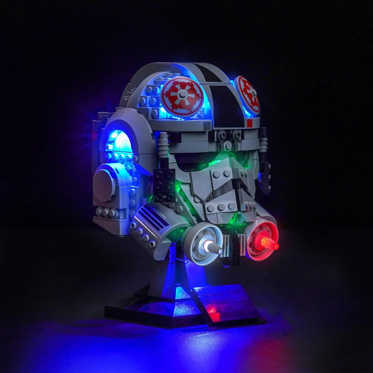 Beleuchteter LEGO Star Wars AT-AT Helm auf schwarzem Hintergrund